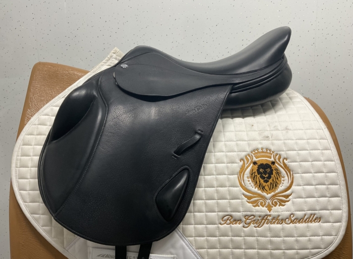 Harry Dabbs Puissance 16.5 jump saddle