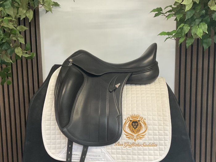 Equipe Viktoria 17.5 inch dressage saddle