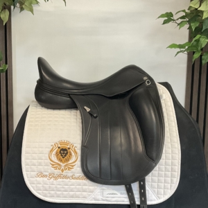 Equipe Viktoria 17.5 inch dressage saddle – product view 2