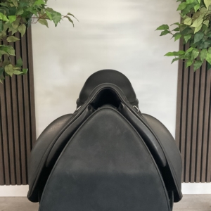 Equipe Viktoria 17.5 inch dressage saddle – product view 4