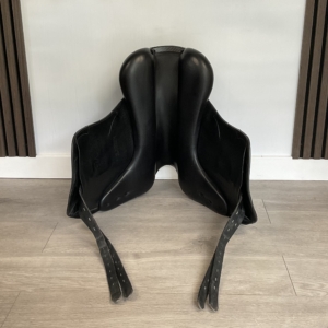 Equipe Viktoria 17.5 inch dressage saddle – product view 6