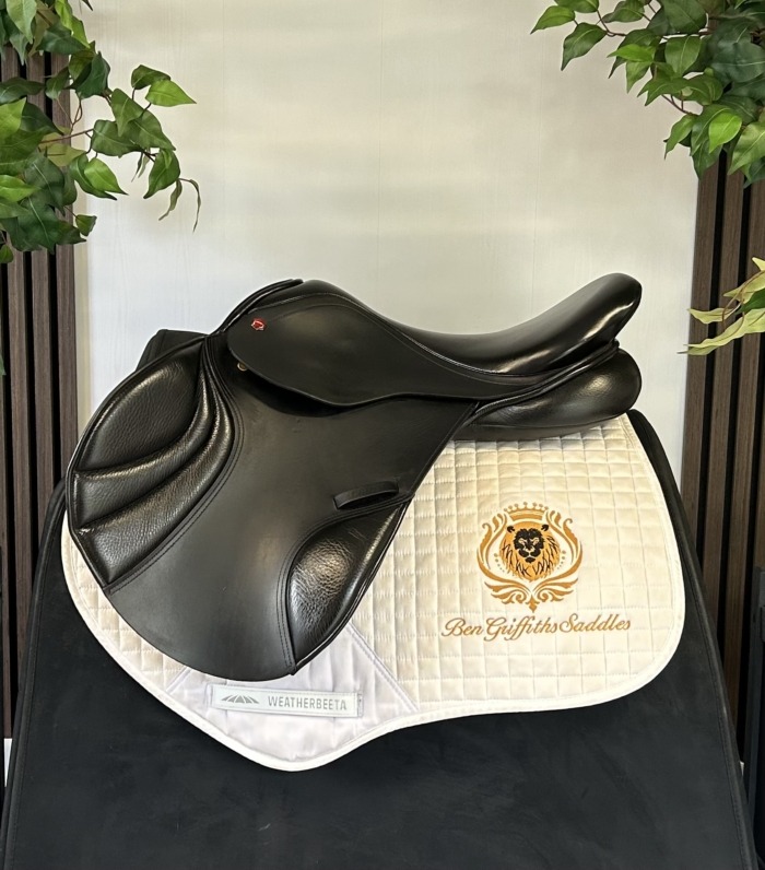 Albion K2 17.5 medium wide jump saddle