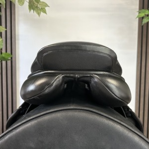 Albion K2 17.5 medium wide jump saddle – product view 5