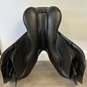 Albion K2 17.5 medium wide jump saddle – product view 6