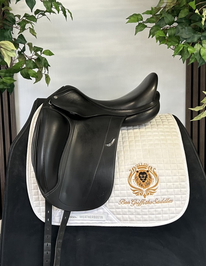 Equipe Emporio 17-inch dressage saddle