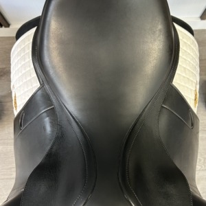 Equipe Emporio 17-inch dressage saddle – product view 3