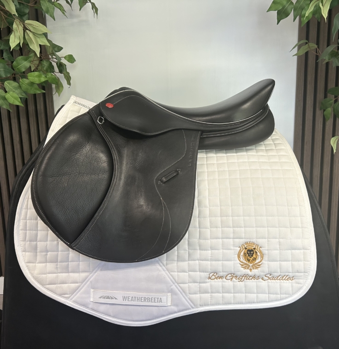 John Whitaker Venice 17.5 black jump saddle – FullSizeRender
