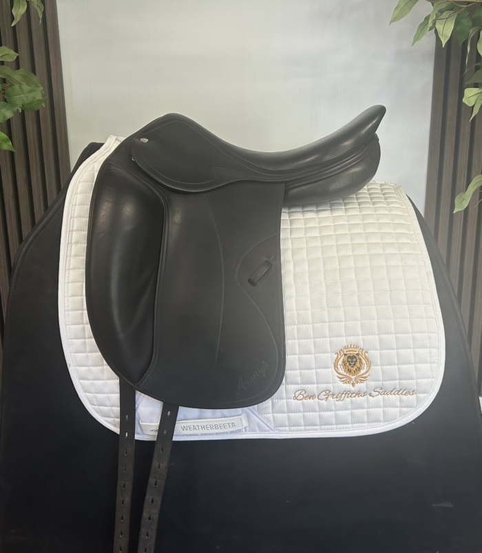 Amerigo DJ 17.5 inch medium dressage saddle