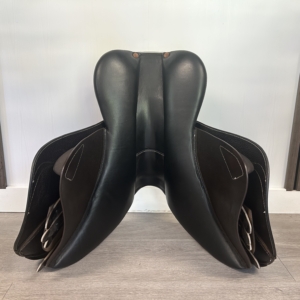 John Whitaker Venice 17.5 black jump saddle – product view 8
