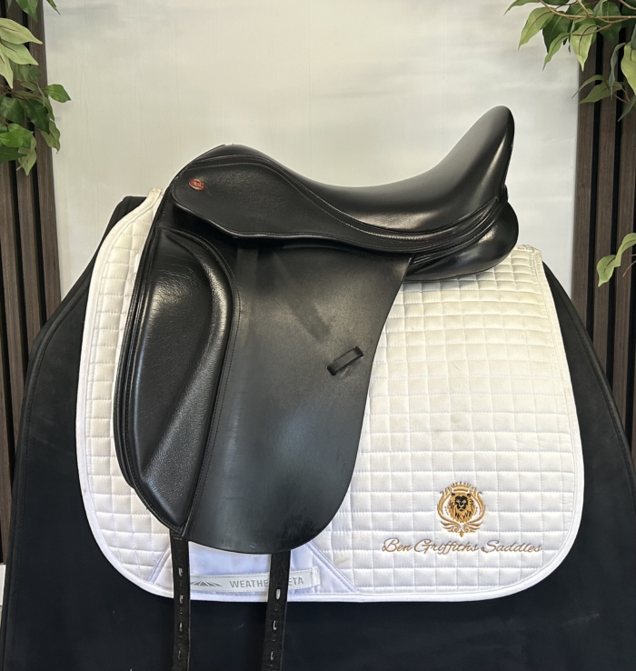 Kent and Masters LDM dressage saddle