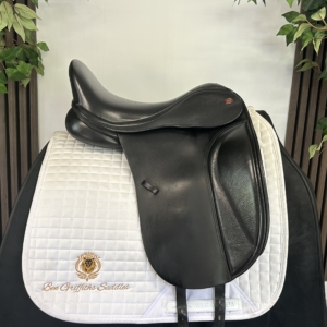 Kent and Masters LDM dressage saddle – product view 2
