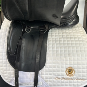 Kent and Masters LDM dressage saddle – product view 3