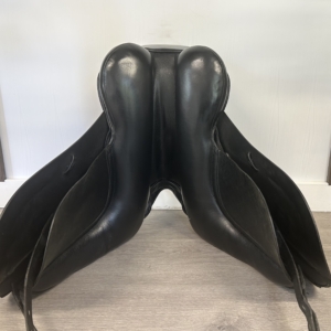 Kent and Masters LDM dressage saddle – product view 7